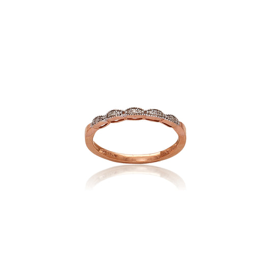 This delicate rose gold band features a graceful row of alternating marquise-shaped and round bezels, each adorned with sparkling diamonds. Its minimalist elegance makes it perfect for stacking or wearing solo—subtle sophistication from jnjbymadhuri.
